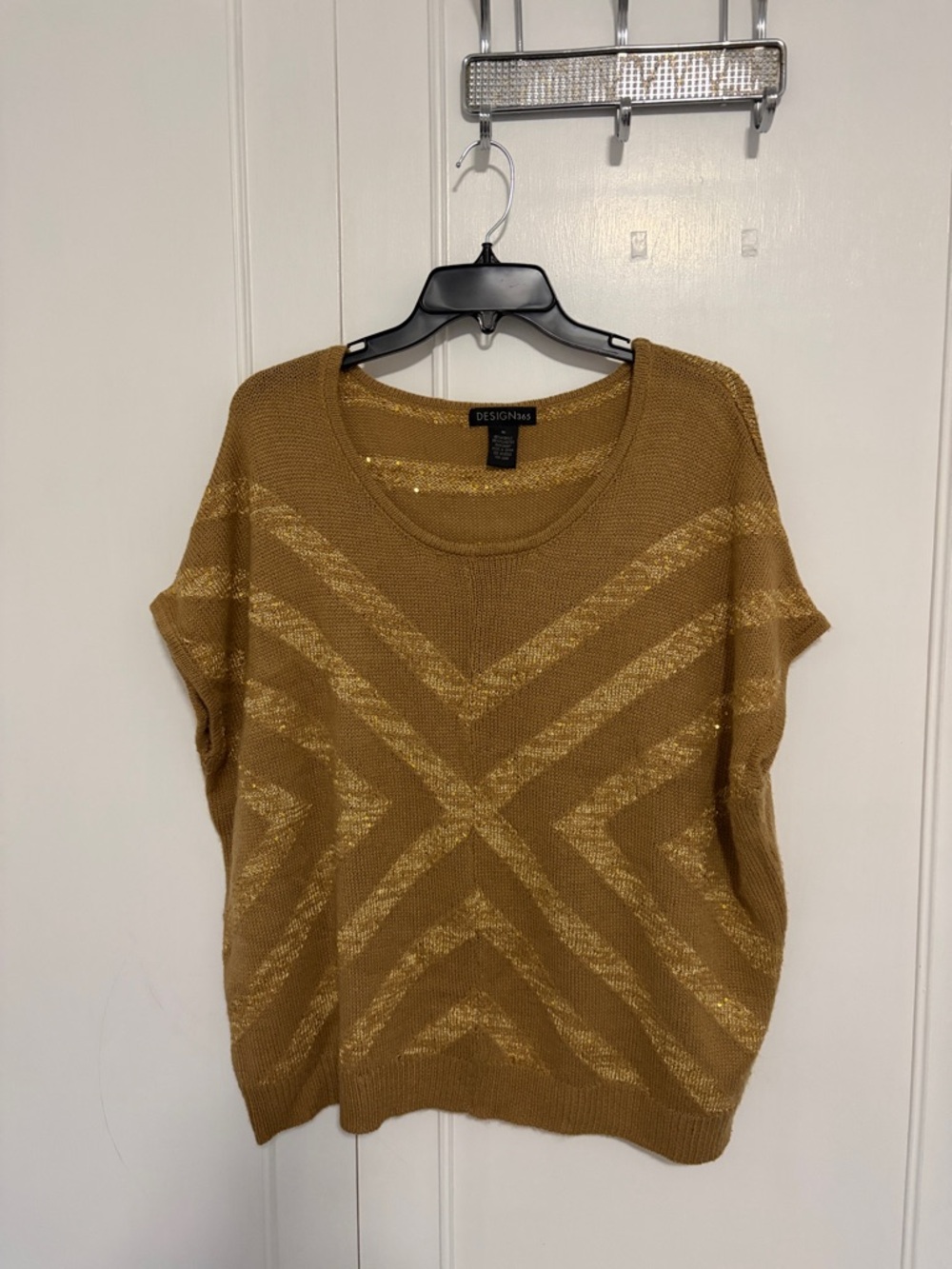 DESIGN365 Gold and Metallic Knit Short Sleeve Sweater